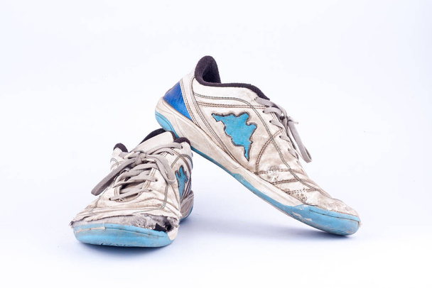 Vieux vintage endommagé futsal chaussures de sport sur fond blanc isolé
  - Photo, image