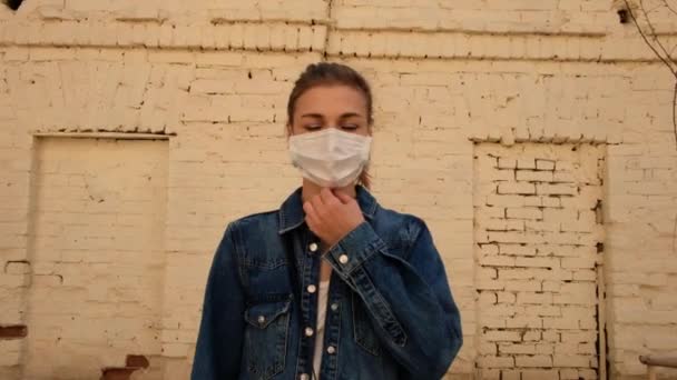 Nainen lääketieteellisessä naamiossa kadulla
 - Materiaali, video