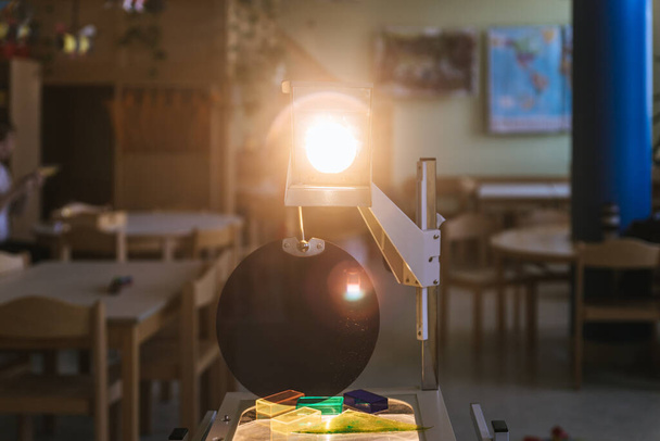 Vintage stropní projektor na základní škole - Fotografie, Obrázek