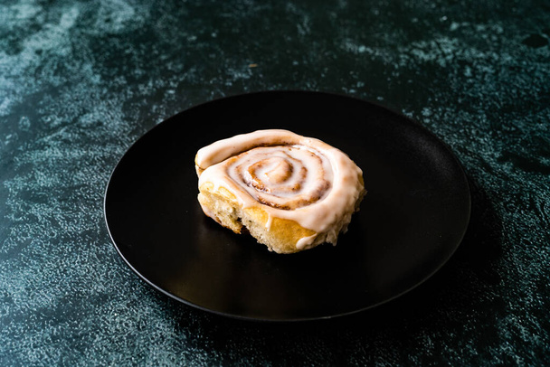 Take Away Cinnamon Roll / Cinnamon Bun with Cream in Plastic Box Package Container for Sale. Ready to Eat. Traditional Dessert. - Foto, Imagem