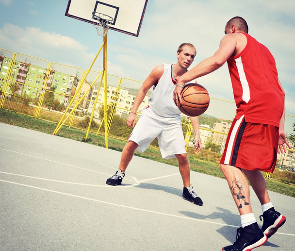 Two basketball players on the court - Fotoğraf, Görsel