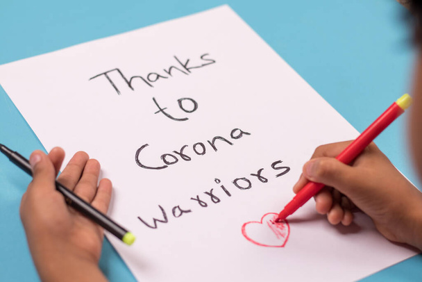Kid Panting Graças a corona guerreiros cartaz - Conceito de mostrar preparação para a gratidão pelo coronavírus ou covid-19 saúde e trabalhadores essenciais
. - Foto, Imagem