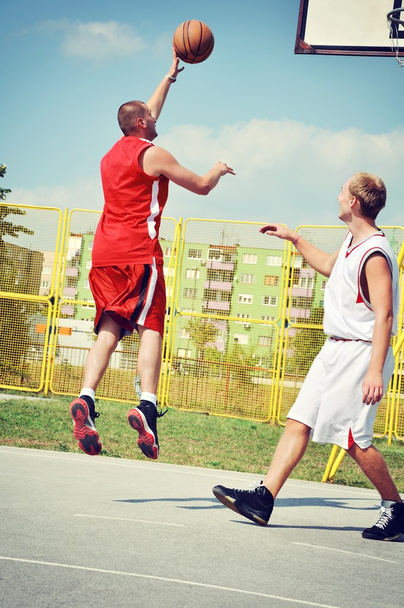Deux joueurs de basket sur le terrain
 - Photo, image