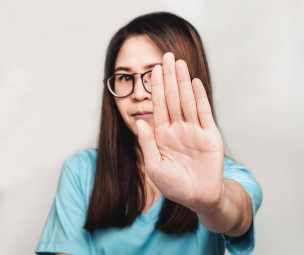 pessoas fazem gestos Jovem bela mulher asiática usava óculos e camiseta azul, Mostrar que não, parar, não aceitar, com medo, Não gosto. Não entres e saias.
. - Foto, Imagem
