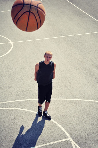 Basketball player at the court shooting the ball - Fotografie, Obrázek