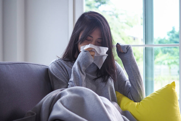 As mulheres asiáticas têm febre alta e corrimento nasal. conceito de pessoas doentes - Foto, Imagem