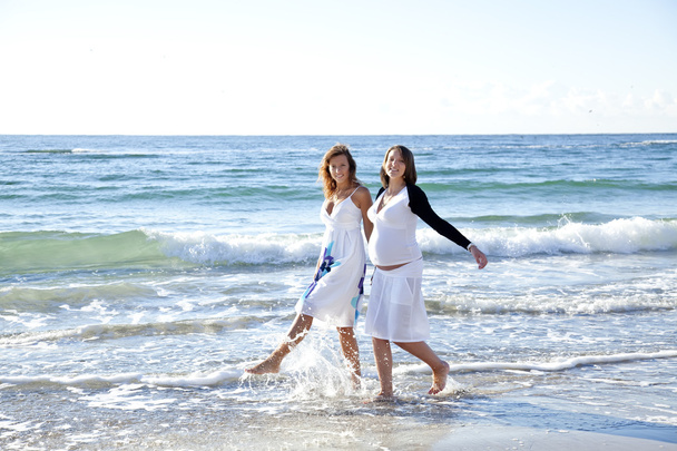 Deux sœurs drôles sur la plage
. - Photo, image