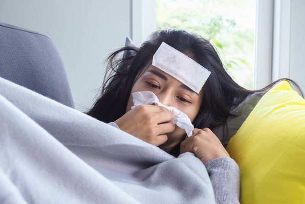 Οι Ασιάτισσες έχουν υψηλό πυρετό και καταρροή. έννοια των ασθενών - Φωτογραφία, εικόνα