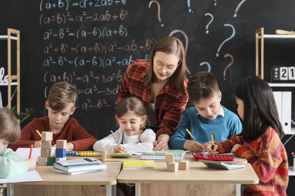 Matektanárral tanuló gyerekek az osztályteremben - Fotó, kép
