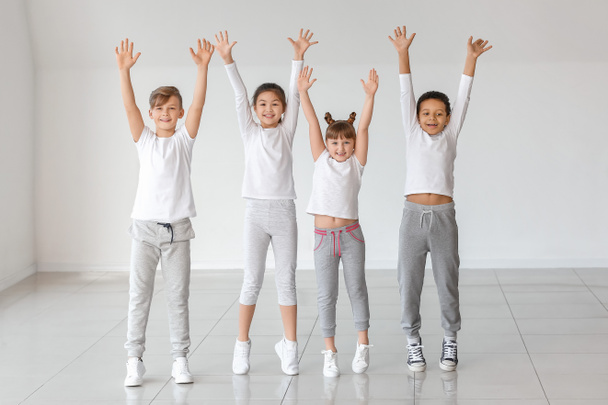 Милые маленькие дети в танцевальной студии
 - Фото, изображение