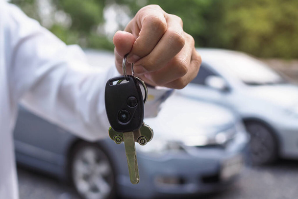 The car owner is standing the car keys to the buyer. Used car sales - Φωτογραφία, εικόνα