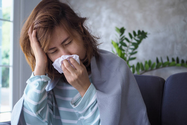 Asiatische Frauen haben hohes Fieber und laufende Nase. Konzept für Kranke - Foto, Bild