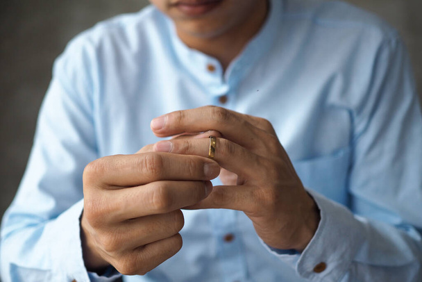 Muži se rozhodli sundat snubní prsten a připravit k rozvodu dokumenty. - Fotografie, Obrázek