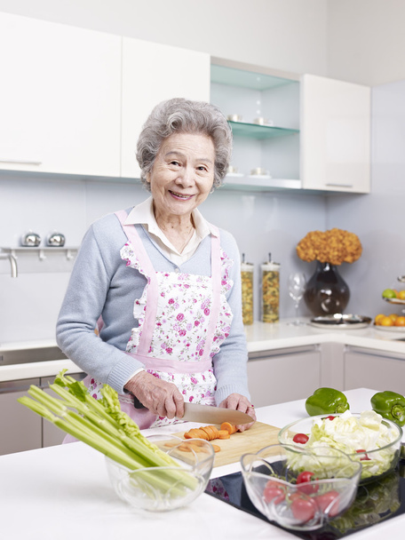 starší žena připravit jídlo v kuchyni - Fotografie, Obrázek