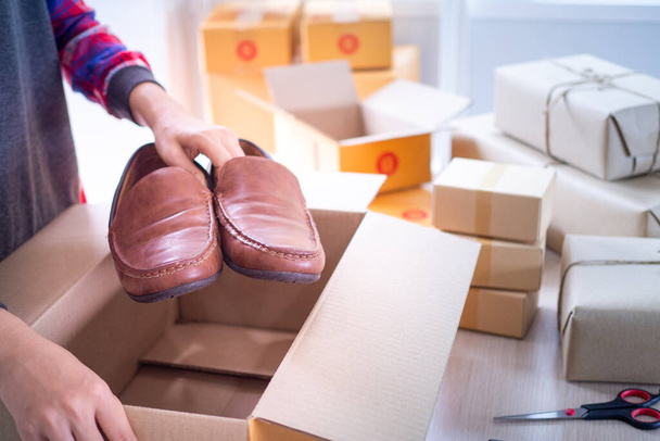Small business for delivering items to customer box packaging delivered to the online market according to the purchase order and product packaging preparation. - 写真・画像