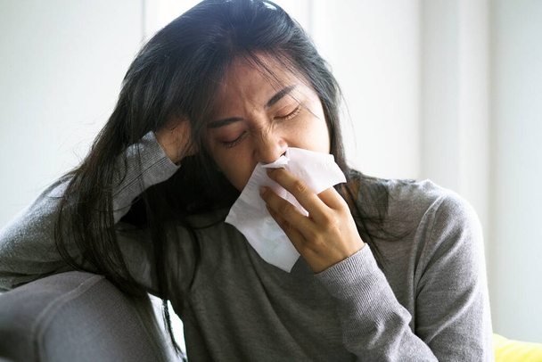 Les femmes asiatiques ont une forte fièvre et un nez qui coule. concept de personnes malades - Photo, image