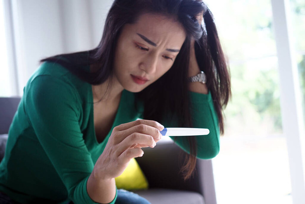 Asiatische schöne Frauen sind gestresst und besorgt über Schwangerschaftsergebnisse. Schwangerschaft übersteigt Erwartungen bei Teenagern - Foto, Bild