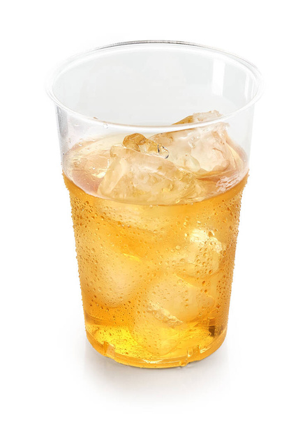 παγωμένο ποτό σε πλαστικό take away κύπελλο απομονώνονται σε λευκό φόντο - Φωτογραφία, εικόνα