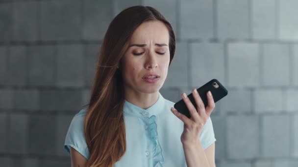 Αναστατωμένη γυναίκα υπάλληλος ηχογράφηση φωνητικό μήνυμα στο κινητό έξω - Πλάνα, βίντεο