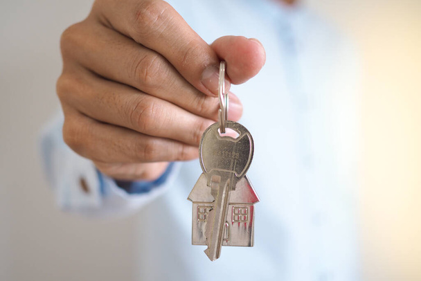 Арендодатель открывает ключ от дома для нового дома - Фото, изображение