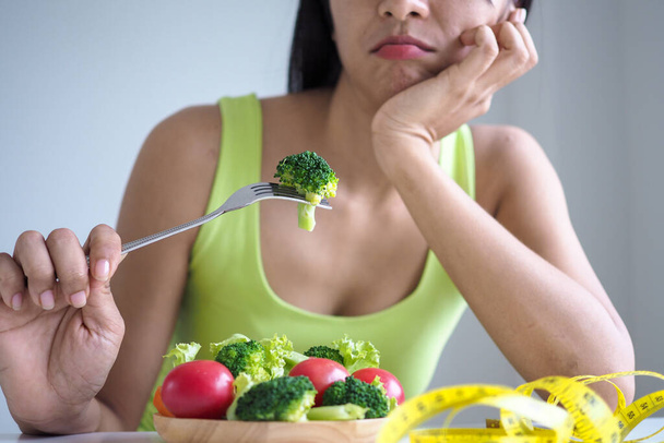 Οι αδύνατες γυναίκες βαριούνται να τρώνε σαλάτα κάθε μέρα. - Φωτογραφία, εικόνα