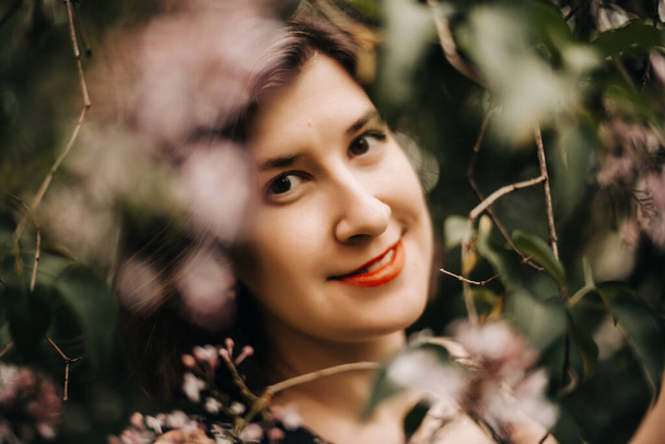 Ritratto di una ragazza felice sulla natura in lilla
 - Foto, immagini