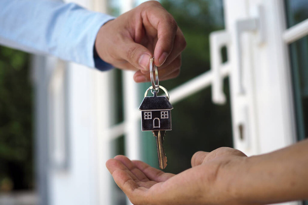 Les acheteurs de maison prennent les clés de la maison des vendeurs. Vendre votre maison, louer une maison et acheter des idées. - Photo, image