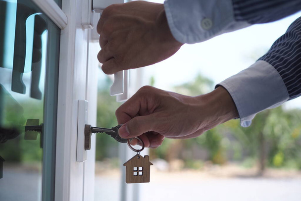 Арендодатель открывает ключ от дома для нового дома - Фото, изображение