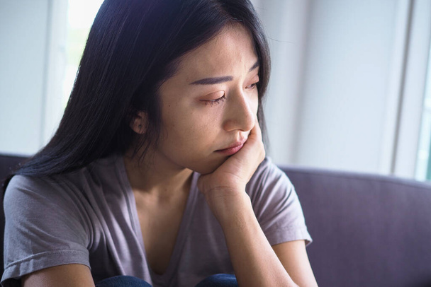 Vrouwen hebben symptomen van depressie en willen sterven. Ernstige teleurstelling, droevig en overstuur - Foto, afbeelding