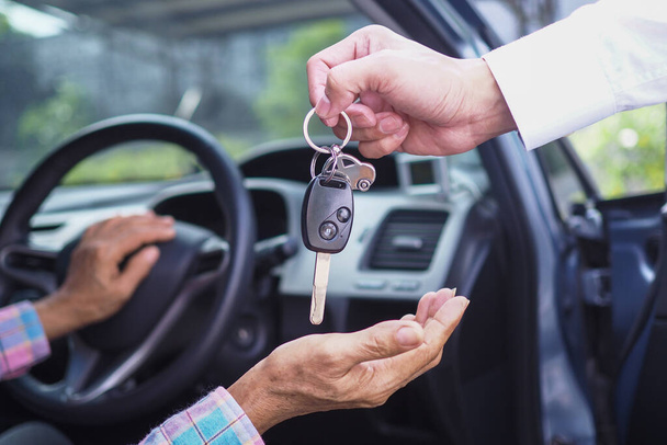 Ajans kiracılara seyahat için araba anahtarı gönderiyor. Araba sigortası al ve sat. - Fotoğraf, Görsel