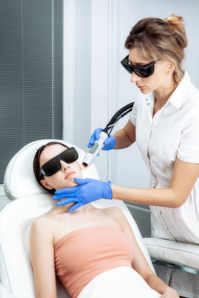 Skin Care. Young Woman Receiving Facial Beauty Treatment, Removing Pigmentation At Cosmetic Clinic. Intense Pulsed Light Therapy. IPL. Rejuvenation, Photo Facial Therapy. Anti-aging Procedures. - Foto, Bild