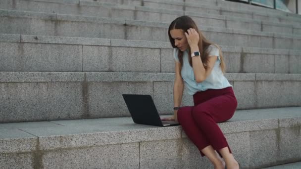 Selbstbewusste Geschäftsfrau macht Telefonkonferenz per Laptop - Filmmaterial, Video