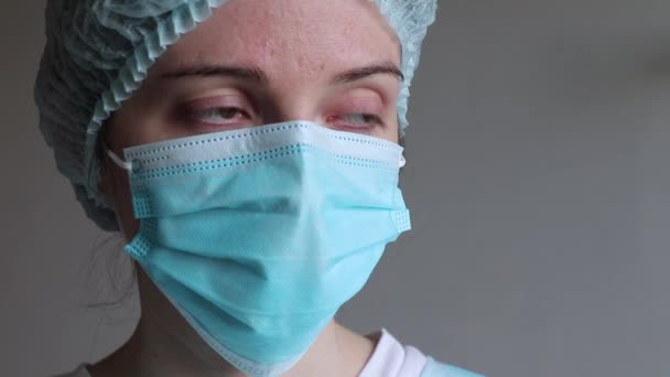 doctor in medical rubber gloves takes off a medical mask - Video, Çekim