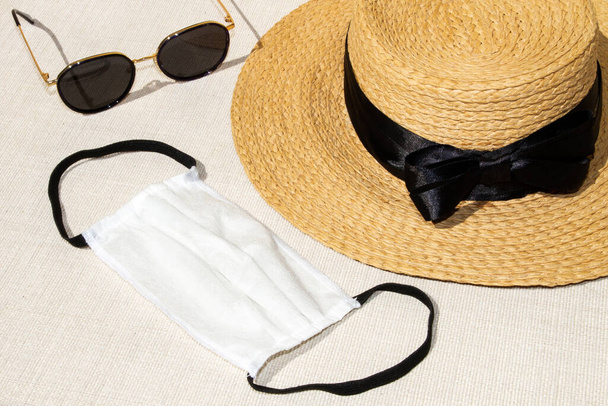 Óculos de sol de chapéu, máscara médica
. - Foto, Imagem