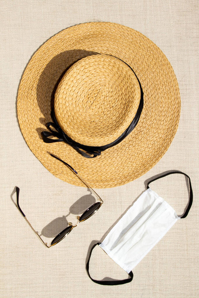 Şapka güneş gözlüğü, tıbbi maske.. - Fotoğraf, Görsel