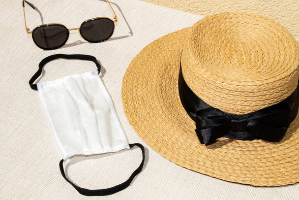 Gafas de sol sombrero, máscara médica
. - Foto, imagen