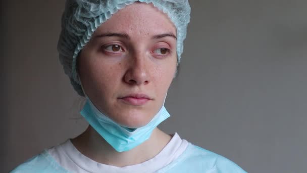doctor in medical rubber gloves put on a medical mask - Video, Çekim