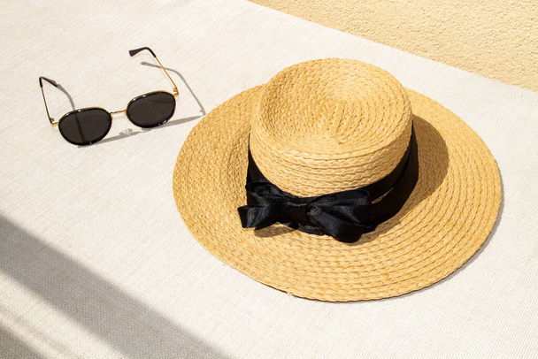 Gafas de sol sombrero. verano 2020
. - Foto, imagen