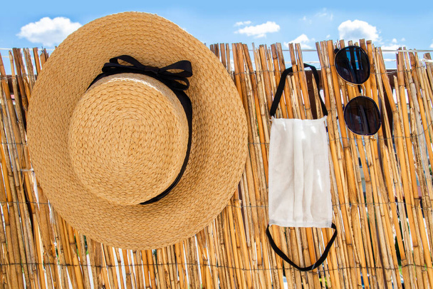 Шляпа медицинская маска солнечные очки. Бамбуковый забор
. - Фото, изображение