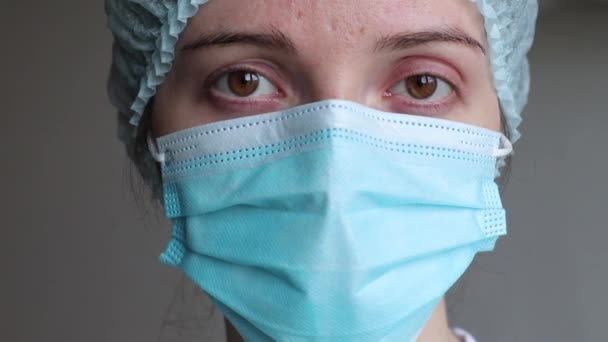 portrait of a doctor in a medical mask close up - Video, Çekim