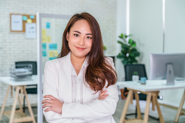 Portret van Aziatische zakenvrouw met wapens gekruist en staan op de moderne werkplek, human resources en kleine ondernemer, het inhuren van nieuwe werknemer, business person concept - Foto, afbeelding