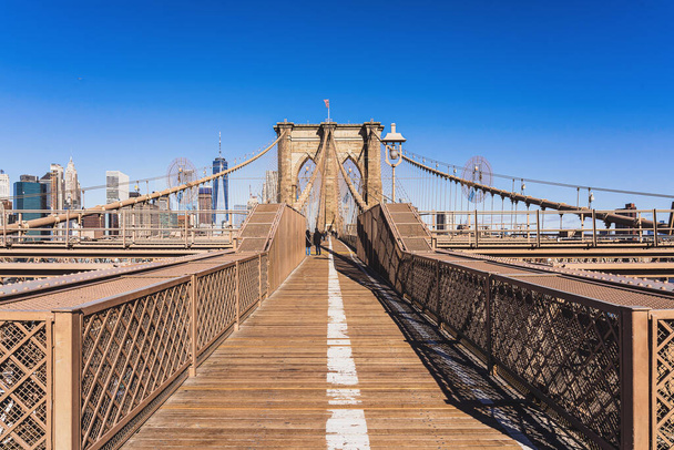 Γέφυρα του Μπρούκλιν την ημέρα, όταν τουρίστες Sparse σε coronavirus ή covid19 κατάσταση έξαρση, Διάσημα αξιοθέατα στην πόλη της Νέας Υόρκης, ΗΠΑ ή Ηνωμένες Πολιτείες της Αμερικής, Ταξίδια και Τουρισμός έννοια - Φωτογραφία, εικόνα