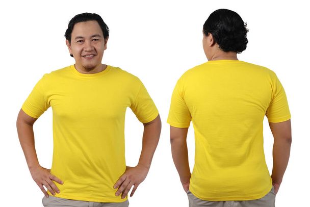 Sarı tişört, ön ve arka görünüş, beyaza izole edilmiş. Erkek model düz sarı gömlek modeli giyer. Tshirt tasarım şablonu. Yazdırma için boş t-shirt - Fotoğraf, Görsel