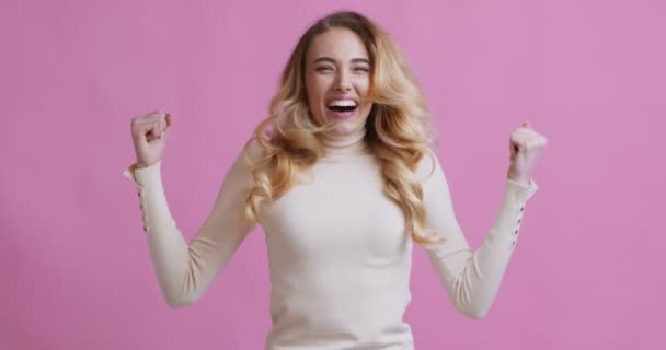 YHappy dívka křičí a zvedá ruce vzrušením - Záběry, video