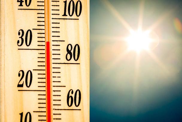 Température de réglage du thermomètre par une chaude journée d'été
 - Photo, image