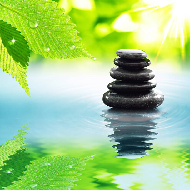 Ισορροπημένες πέτρες zen σε νερό & πράσινα φύλλα - Φωτογραφία, εικόνα