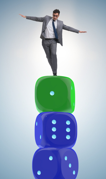 Empresário balanceamento em cima da pilha de dados na incerteza esconder - Foto, Imagem