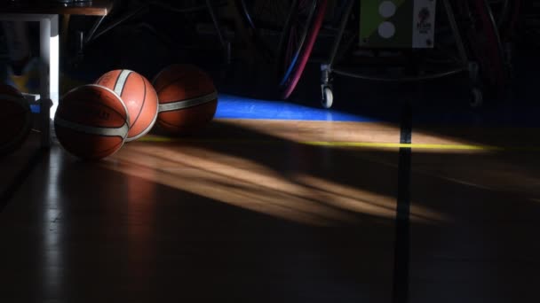 Palloni da basket in campo durante una partita di basket - Filmati, video