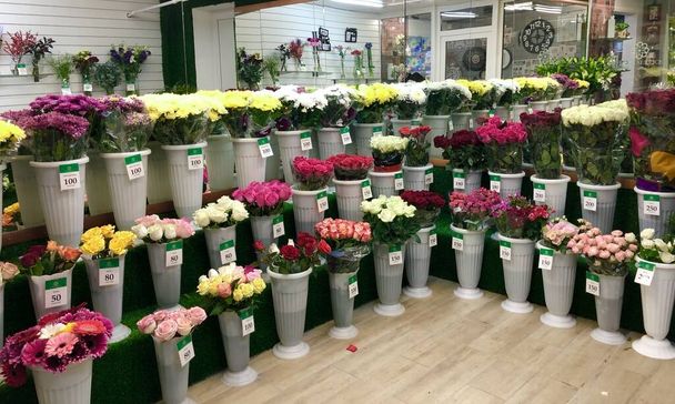 Flower shop. Flowers in vases - Photo, Image