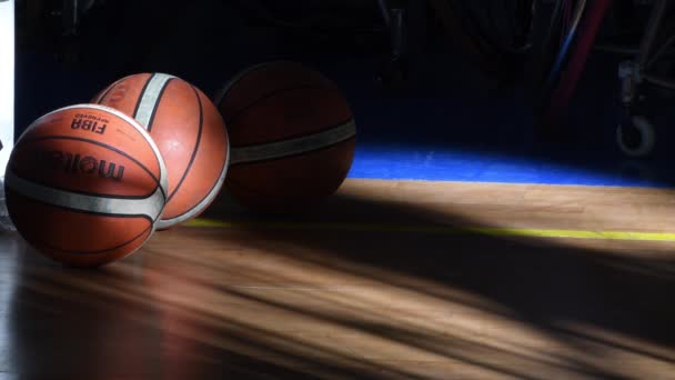 Bolas de basquete na quadra durante uma partida - Filmagem, Vídeo